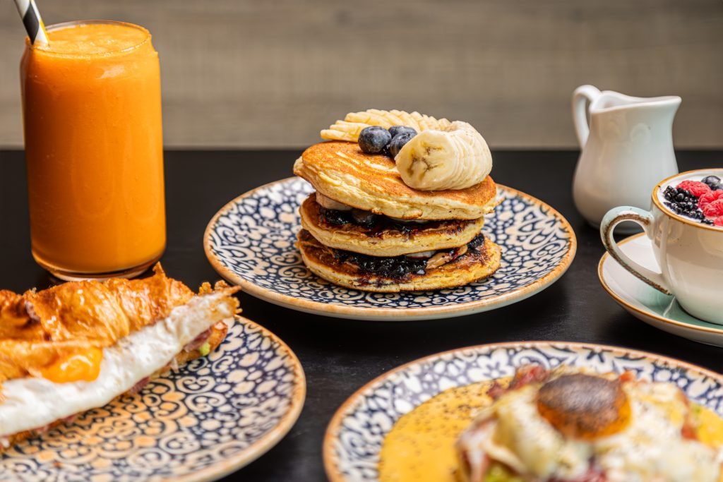 brunch variado con platos dulces y salados en Vitoria