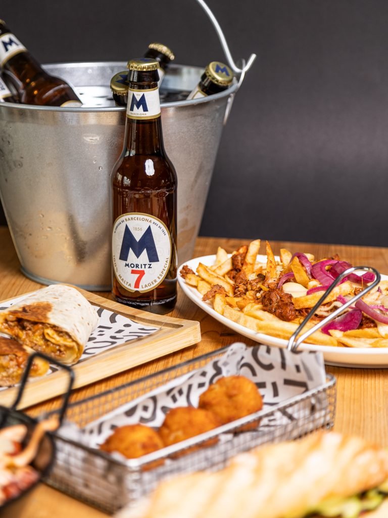 mesa con comida variada en bar familiar de Vitoria