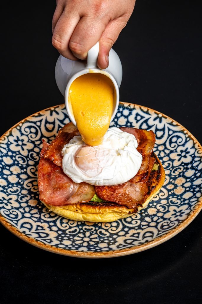 huevos benedictinos con bacon en Vitoria-Gasteiz