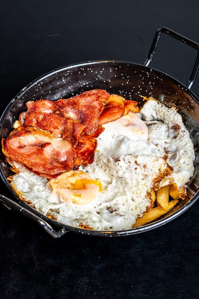 huevos rotos con bacon y patatas caseras en Vitoria