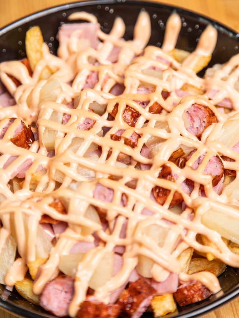 bar con salchipapas especiales en Vitoria